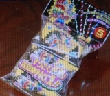 クラッカーの袋詰め