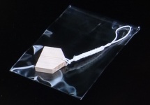 ミニ絵馬ストラップの紐付けと封入